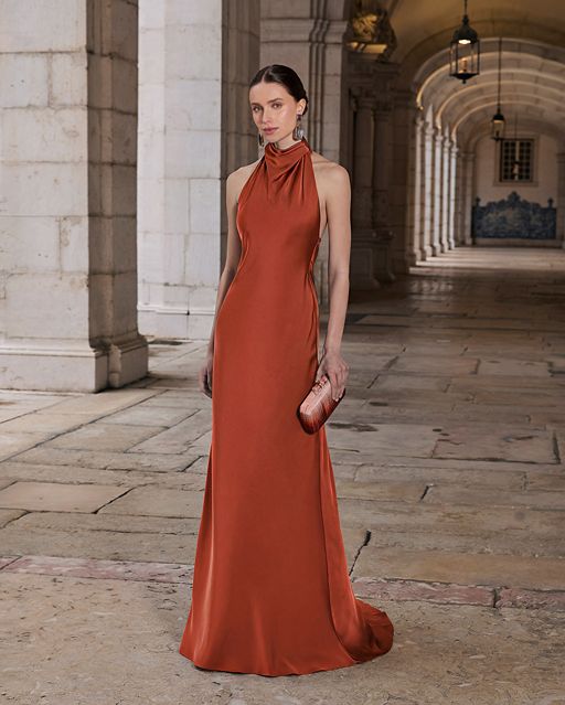 schlichtes-cognac-farbenes-Abendkleid-Seide