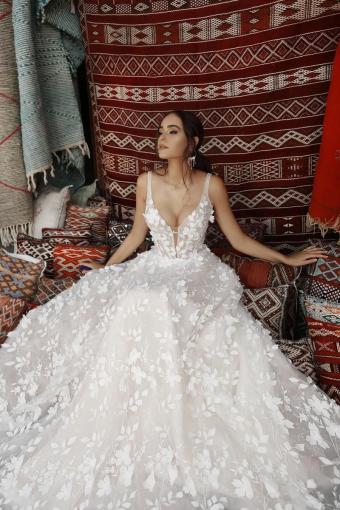 couture-brautkleid-blumen-spitze-vneck-agneiska-swiatly-melody