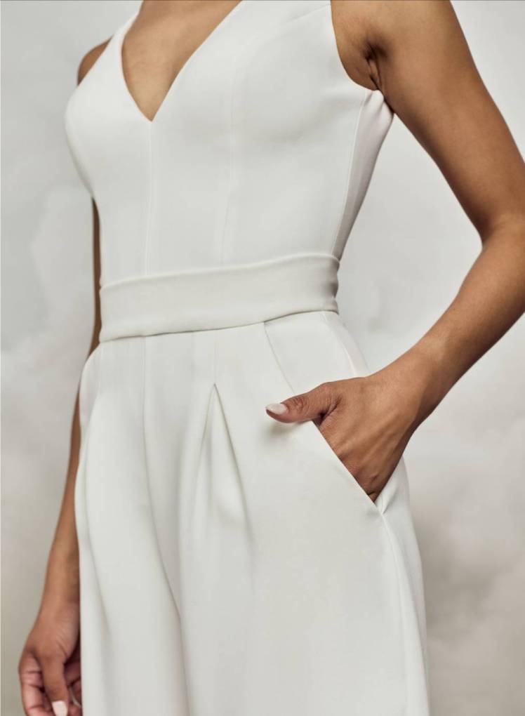 brautmode-mix-and-match-enges-oberteil-v-ausschnitt-wide-leg-hose-mit-taschen2