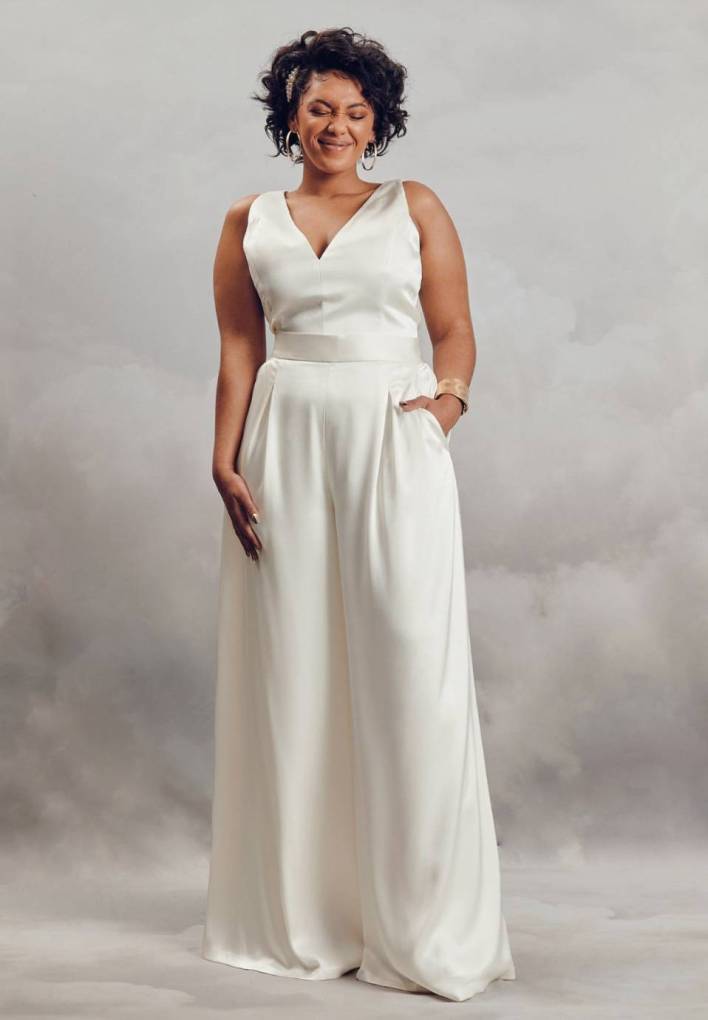 curvy-bride-mix-and-match-wide-leg-hose-mit-taschen-enges-oberteil-v-ausschnitt-brautmode2