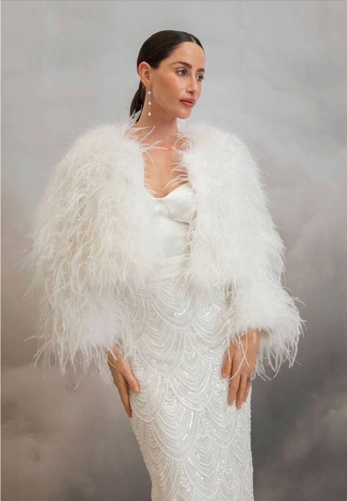 felljacke-mit-glitzerkleid-brautlook-winter-brautmode2