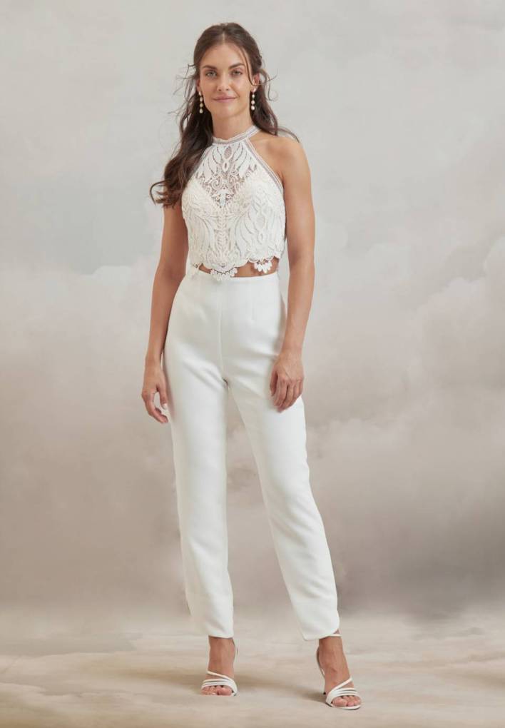 mix-and-match-straight-leg-satin-hose-spitzen-neckholder-top-bauchfrei-boho-style-brautmode-perlen-ohrringe2
