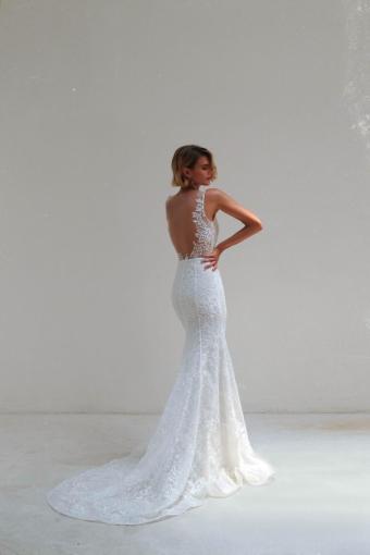 bridal-dress-schleppe-open-back-spitze-mermaid-divine-cherie-by-oui