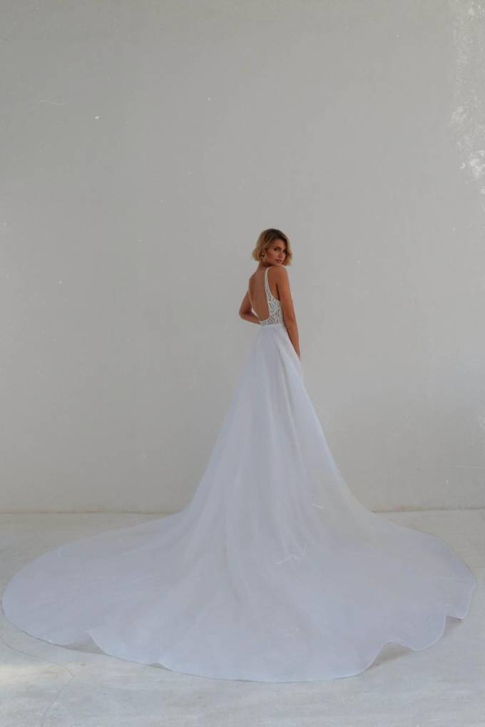 hochzeitskleid-rueckenfrei-schleppe-tuell-spitze-promise-overskirt-cherie-by-oui