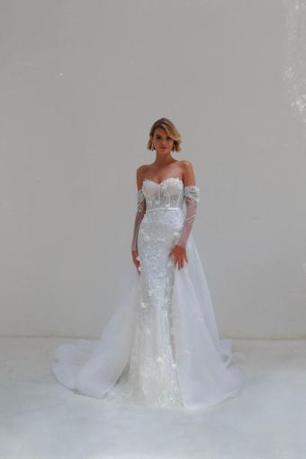 hochzeitskleid-strapless-langarm-floral-lace-cupid-overskirt-schleppe-cherie-by-oui