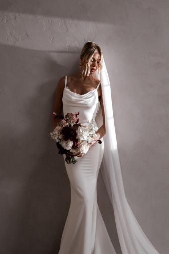 MadewithLove-glattes-Brautkleid-Archie-2