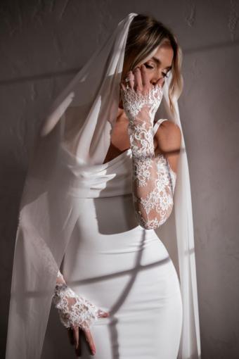 MadewithLove-glattes-Brautkleid-Archie-5