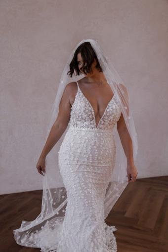 deep-vneckline-curvy-figurbetont-weddingdress-made-with-love