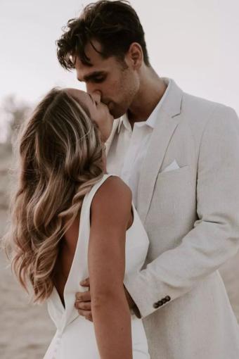 wedding-dress-simple-rueckenfrei-madewithlove-harry