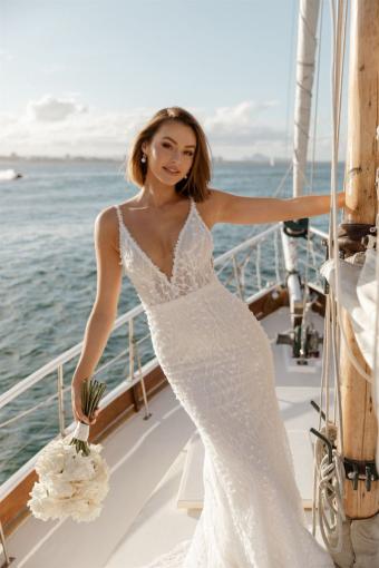 vausschnitt-spitze-figurehugging-hochzeits-kleid-madewithlove