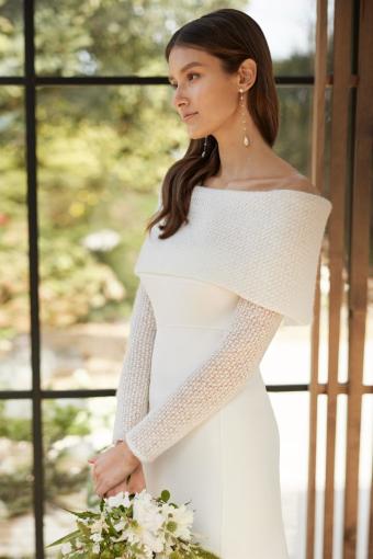 carmen-aermel-schlichtes-hochzeitskleid-rosa-clara