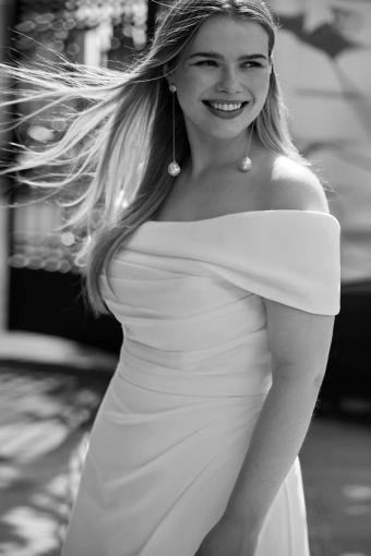 schlichtes-hochzeitskleid-curvy-faison-rosa-clara-2025