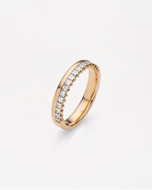 Damen-Ehering-in-Herbgold-und-halber-Reihe-Diamanten