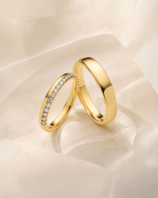 Eheringe-gold-mit-Brillanten-halbe-Seite-gefasst