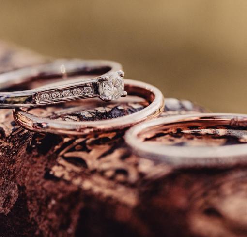 trauringe-eheringe-brillanten-silber-gold-schlicht-hochzeit-ehepaar