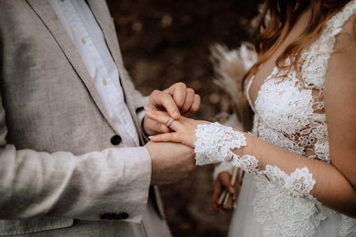trauringe-eheringe-hochzeit-ringe-gold-poliert-matt